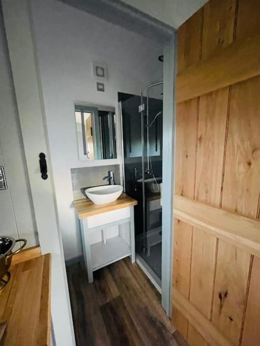 The Hut@Trefechan Wen - Coastal Coziness! Goodwick Buitenkant foto