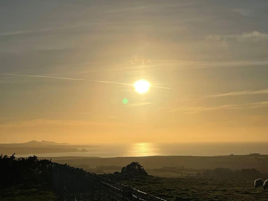 The Hut@Trefechan Wen - Coastal Coziness! Goodwick Buitenkant foto