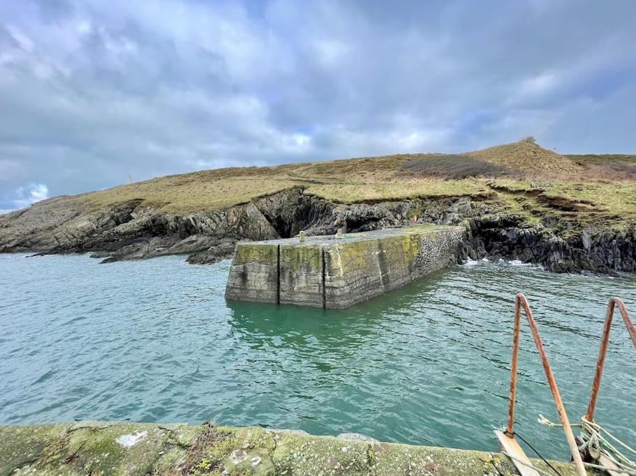 The Hut@Trefechan Wen - Coastal Coziness! Goodwick Buitenkant foto
