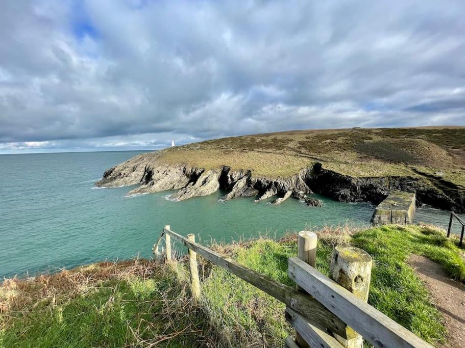 The Hut@Trefechan Wen - Coastal Coziness! Goodwick Buitenkant foto