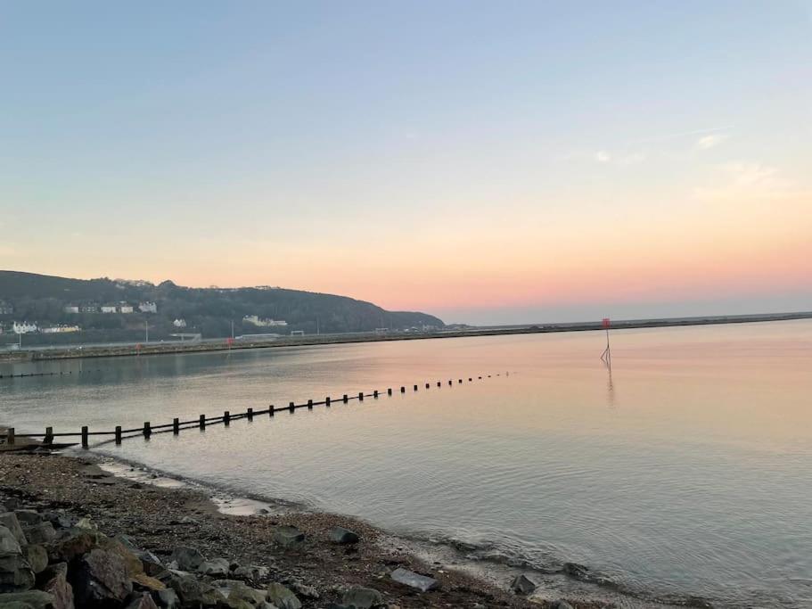 The Hut@Trefechan Wen - Coastal Coziness! Goodwick Buitenkant foto